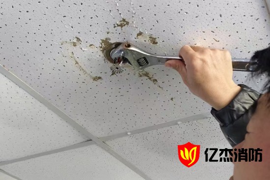 消防噴淋頭漏水了？可以自己更換嗎？